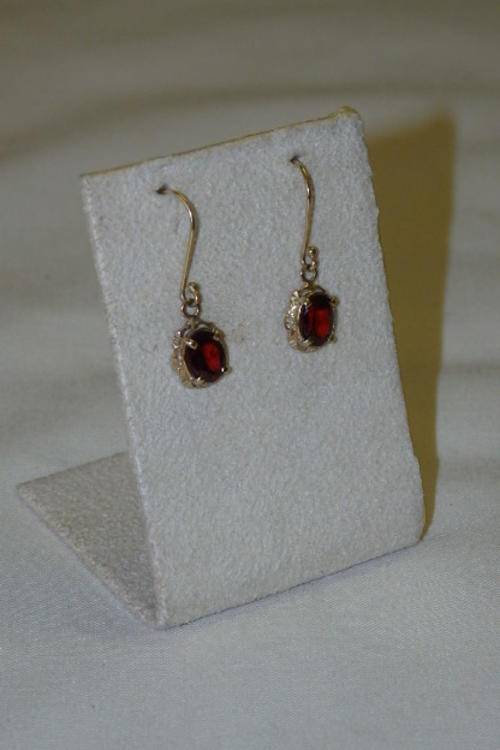 A BEAUTIFUL 9ct GOLD AND OVAL GARNET STONE LADIES EARRING SET WITH A STUNNING DETAILED CLASP SETTING