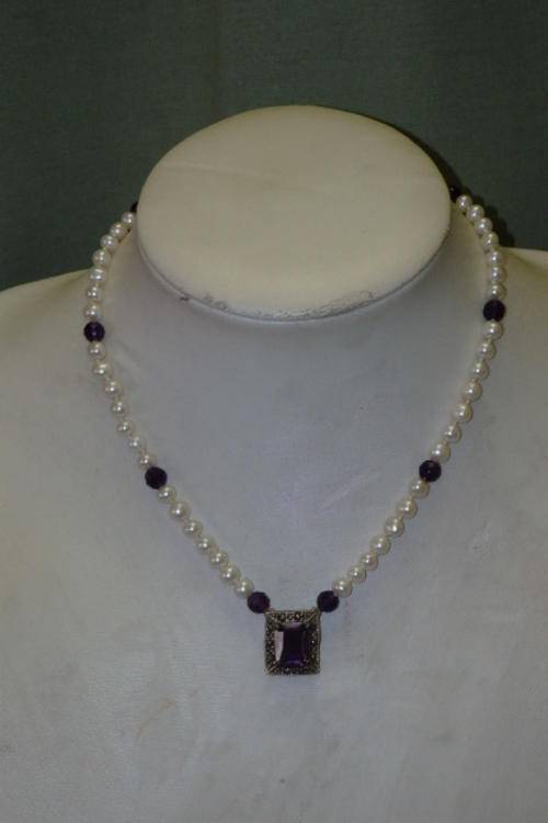 AN INCREDIBLE WHITE PEARL & LILAC TOPAZ LADIES NECKLACE WITH A MAGNIFICENT LARGE LILAC TOPAZ PENDANT