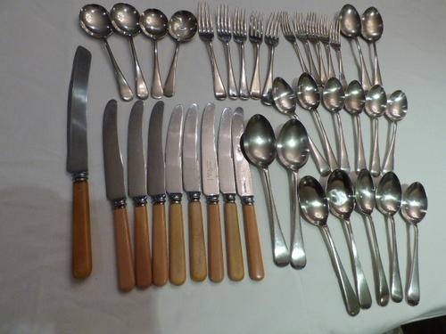A STUNNING ASSORTMENT OF ANTIQUE CUTLERY INCLUDING 5 JOSEPH RODGERS KNIVES