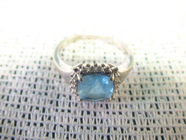 AN EXQUISITE *BROWNS* AQUA MARINE LADIES CLUSTER RING SET IN 9ct WHITE GOLD. ABSOLUTELY STUNNING!!