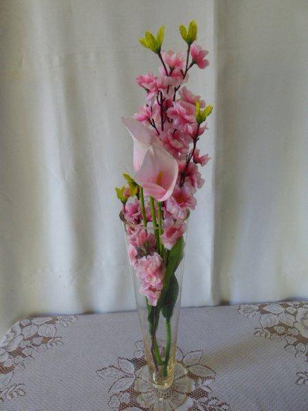 A GORGEOUS, VERY DAINTY TALL GLASS VASE. ABSOLUTELY STUNNING!