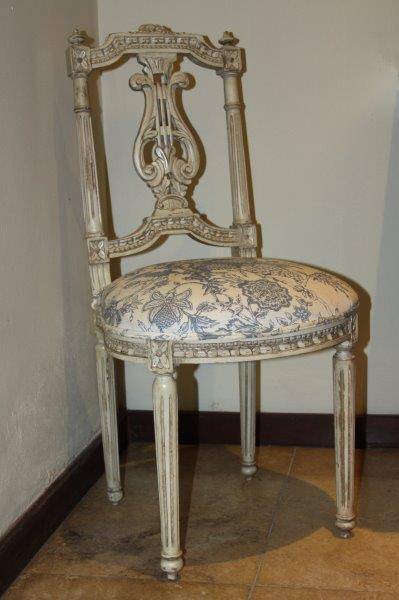 AN EXQUISITE FRENCH LOUIS XVI STYLE LYRE BACK CHAIR IN PRISTINE CONDITION! UNIQUE & VERY BEAUTIFUL!
