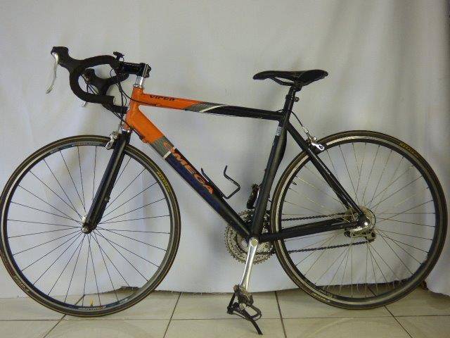 A LOVELY OMEGA VIPER LADIES ROAD BIKE. ORANGE AND BLACK. NEEDS A REPAIR.