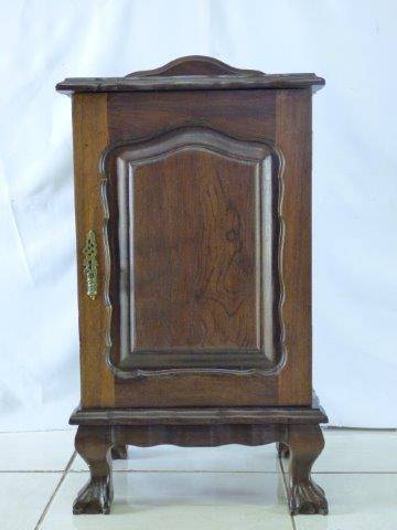 A BEAUTIFUL IMBUIA BALL AND CLAW SINGLE BEDSIDE TABLE, IN FANTASTIC CONDITION.