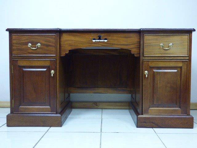 STUNNING SOLID TEAK EXECUTIVE DESK w PULL-OUT DRAW, CUPBOARD & WRITING TOP! MAGNIFICENT QUALITY!!!
