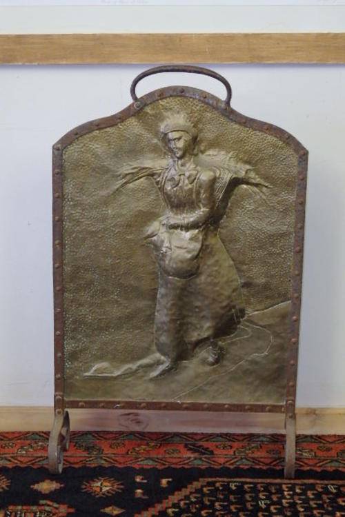 A MAGNIFICENT SOLID BRASS FIREPLACE SCREEN IN A VERY STURDY STEEL FRAME WITH AMAZING DETAILING