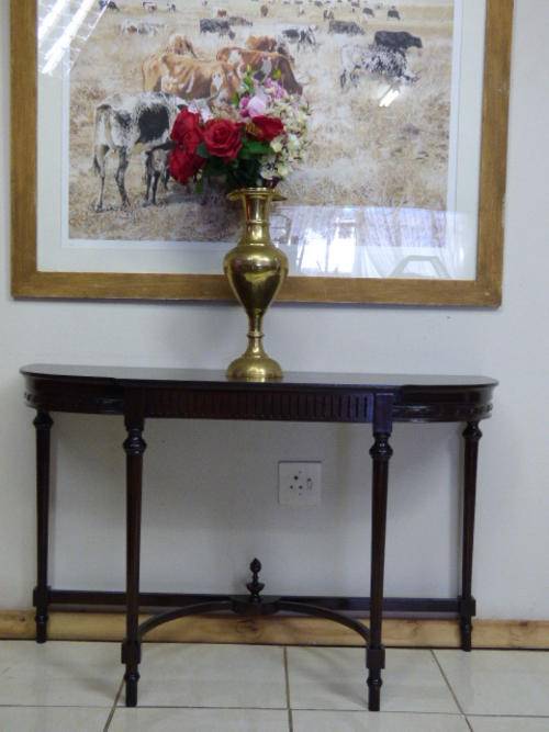 A SPECTACULAR ENTRANCE HALL / DISPLAY TABLE WITH BEAUTIFUL DETAILING ON REGENCY LEGS & FINIAL FINISH
