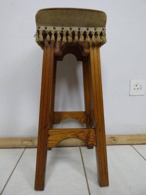 WOW! A STUNNING VERY COMFORTABLE TASSELED BAR STOOL! VERY VERSATILE & PRETTY!!