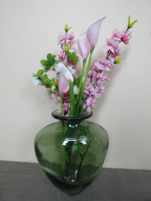 A STUNNING UPMARKET BEAUTIFULLY SHAPED GREEN VASE, CLASSY & STYLISH IN ANY ROOM!!!