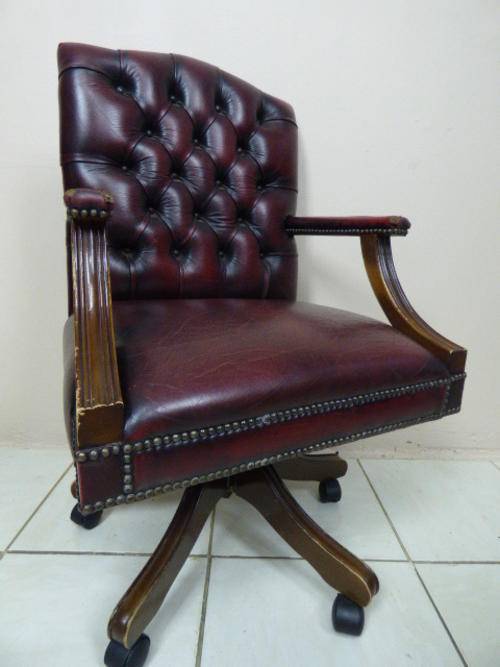 A GORGEOUS GENUINE LEATHER CHESTERFIELD STYLE EXECUTIVE OFFICE CHAIR IN GREAT VINTAGE CONDITION!