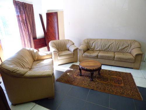 A LOVELY, COMFY 3 PIECE LEATHER LOUNGE SUITE, SUITABLE FOR THE INFORMAL LIVING AREAS OF THE HOME!!