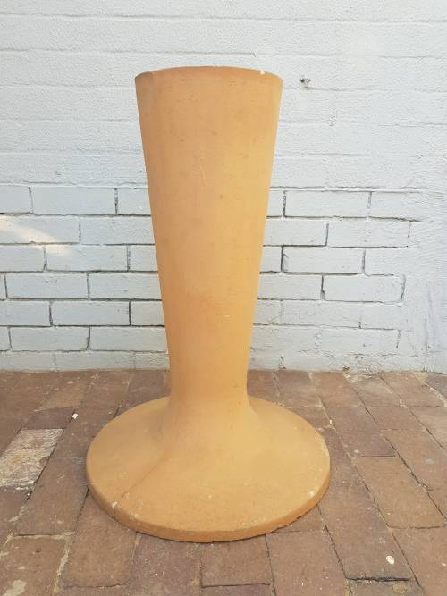 A beautiful concrete free standingbird bath. Stunning in a garden!