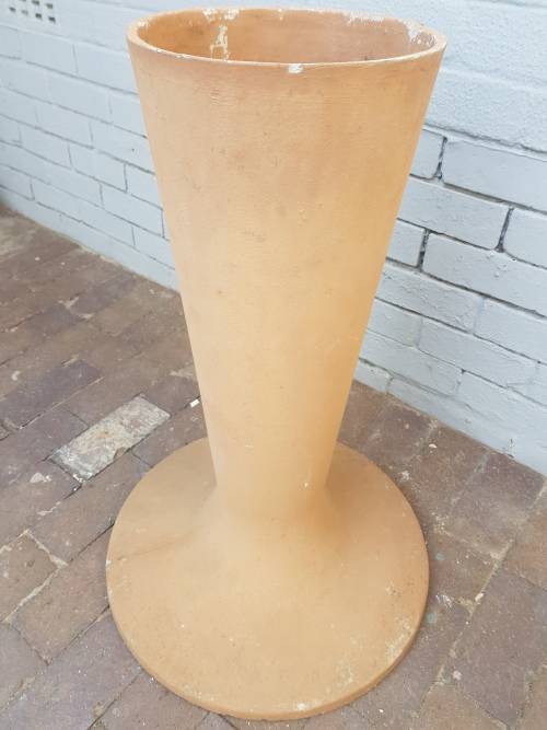 A beautiful concrete free standingbird bath. Stunning in a garden!