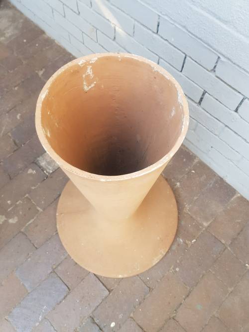 A beautiful concrete free standingbird bath. Stunning in a garden!