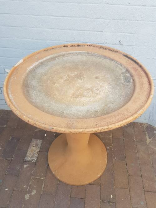 A beautiful concrete free standingbird bath. Stunning in a garden!