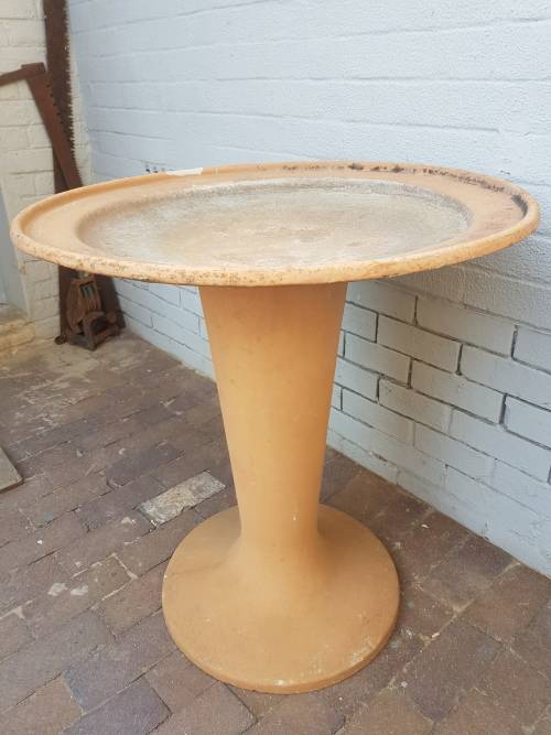 A beautiful concrete free standingbird bath. Stunning in a garden!