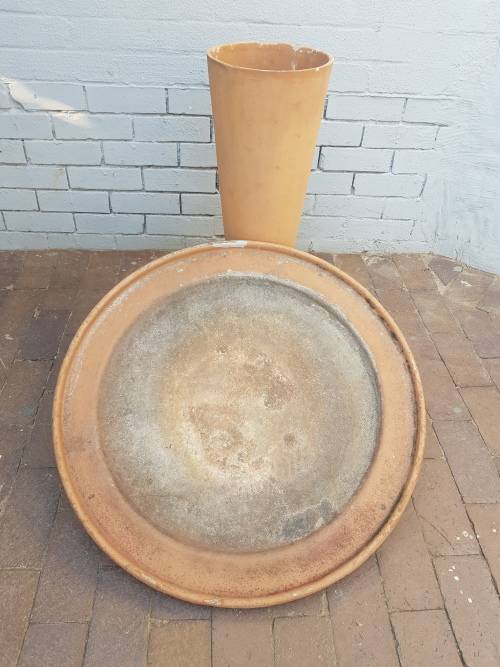 A beautiful concrete free standingbird bath. Stunning in a garden!