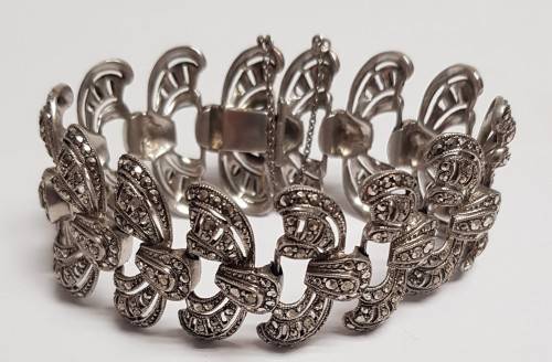A gorgeous vintage silver metal bracelet with marcasite stones