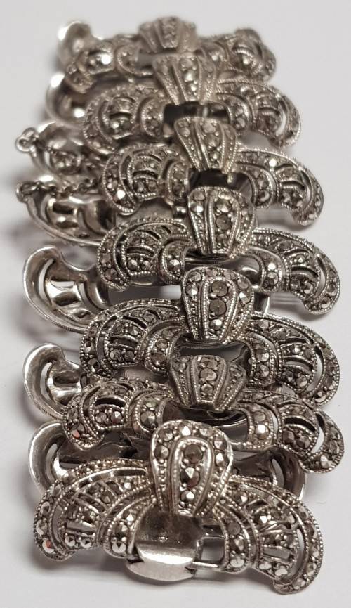 A gorgeous vintage silver metal bracelet with marcasite stones