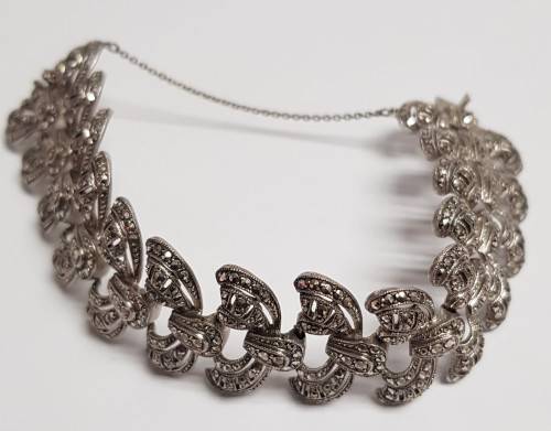 A gorgeous vintage silver metal bracelet with marcasite stones