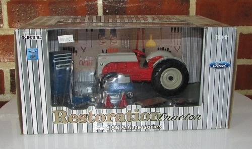 ERTL - Ford Restoration Tractor Ford 8N with Accessories
