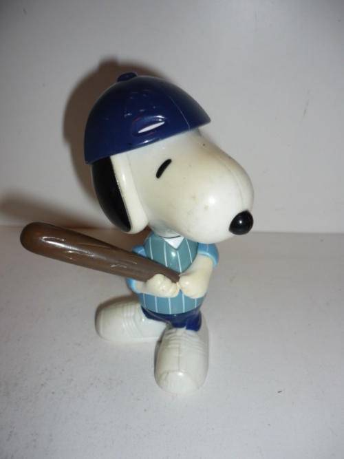 SNOOPY-BASEBALL FIGURINE
