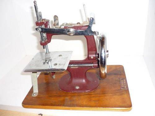 VINTAGE CHILDS SEWING MACHINE FOR SPARE PARTS?-ESSEX