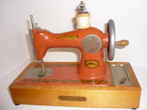 VINTAGE CHILDS SEWING MACHINE-MADE IN USSR