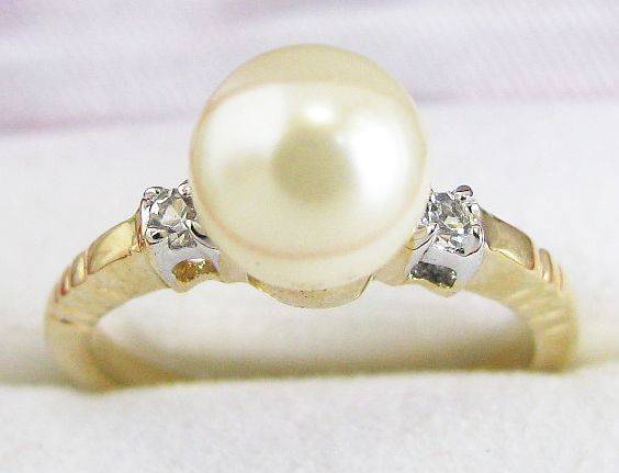 PRETTY AS A PEARL... 18K GP GOLD RING SIZE 4