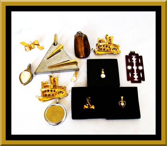 PRETTY!! LOT OF ASSORTED VINTAGE PENDANTS