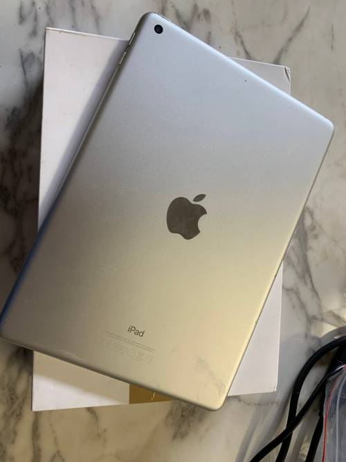 iPad 5 32GB *Cracked Glass*