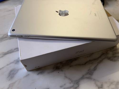 iPad 5 32GB *Cracked Glass*