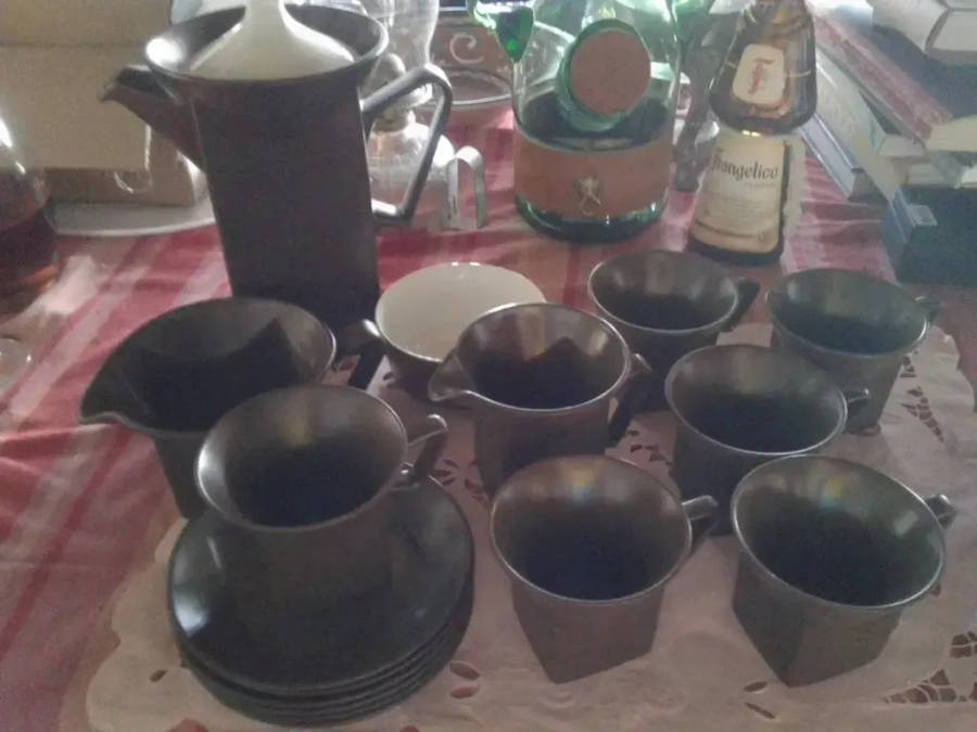 Vintage Retro Coffee Set - excellent condition 6 mugs & saucers, sugar bowl, milk jug & Pot