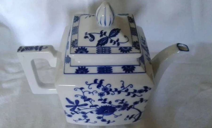 Vintage Blue & white Teapot
