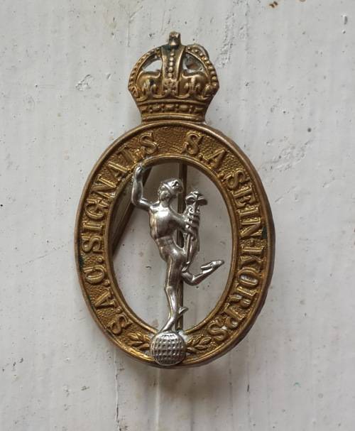 SA Corps of Signals Cap Badge WWII / 1930-59 / SA SEIN KORPS