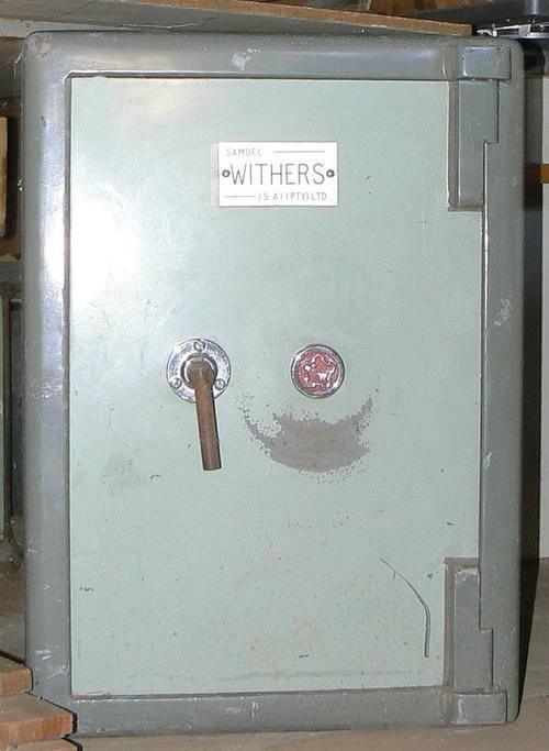 SAMEUL WITHERS S.A (PTY) Ltd --SAFE--  Safe, Locks and bankers Engineers. Working order with 2 keys