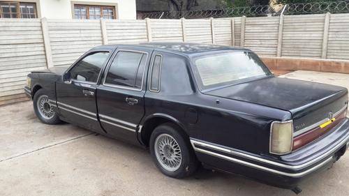 Lincoln Town Car  (Ford V8 - Auto)