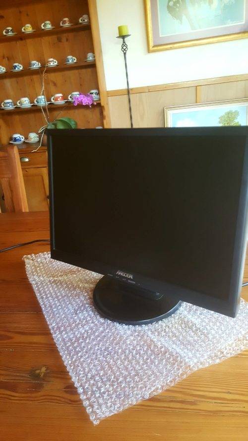Mecer 19¿ Wide Screen LCD Black Monitor