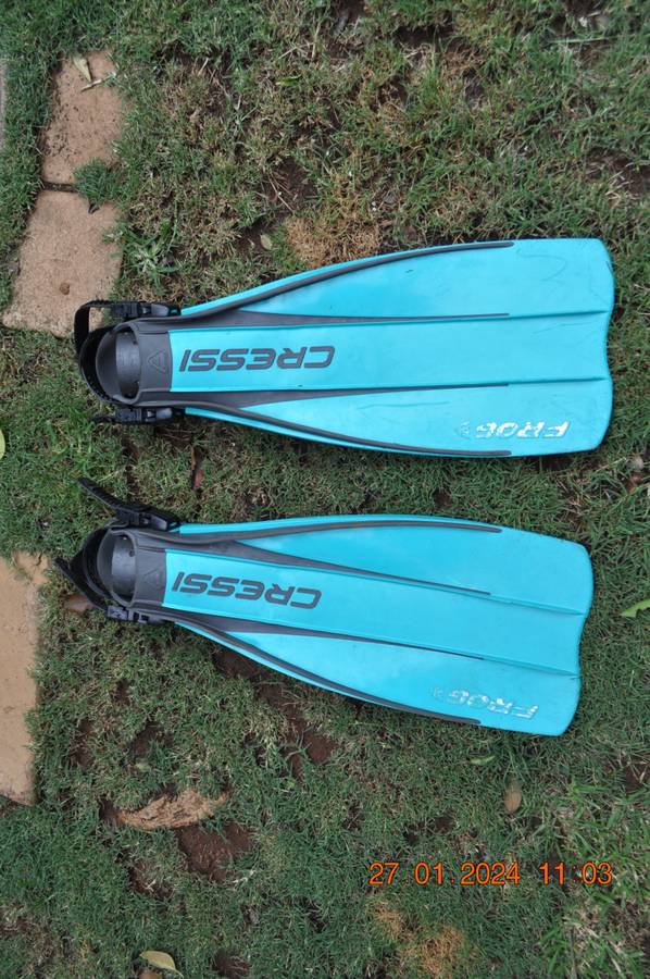 Cressi-Sub Frog Scuba Fins Size M/L (adjustable straps)