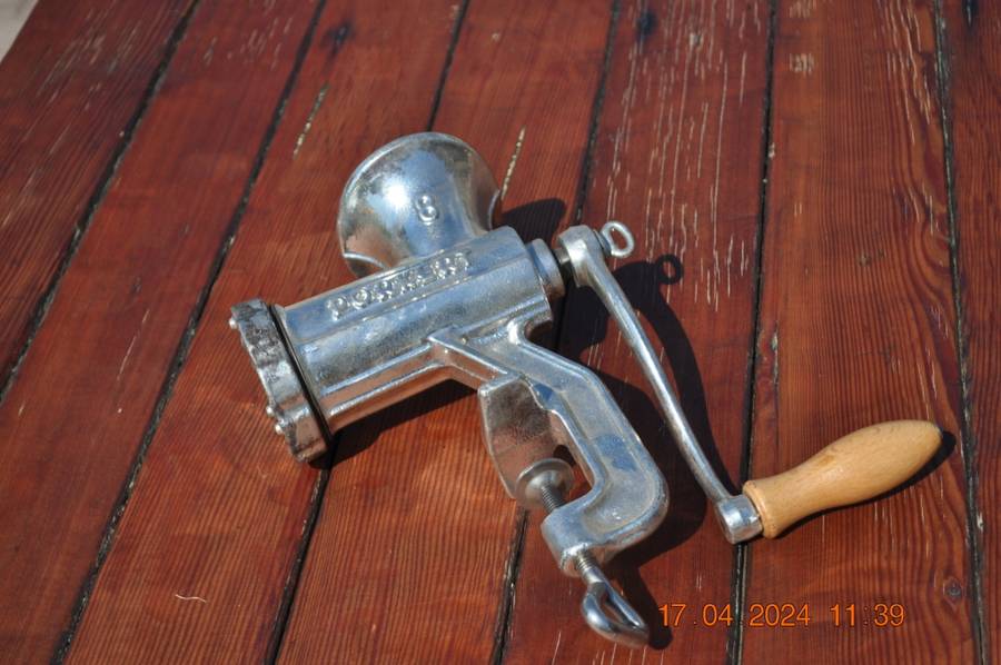 Old Style Meat Hand Crank Meat Grinder