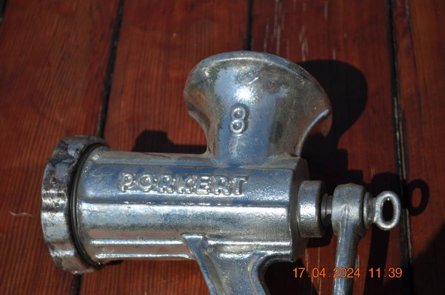 Old Style Meat Hand Crank Meat Grinder