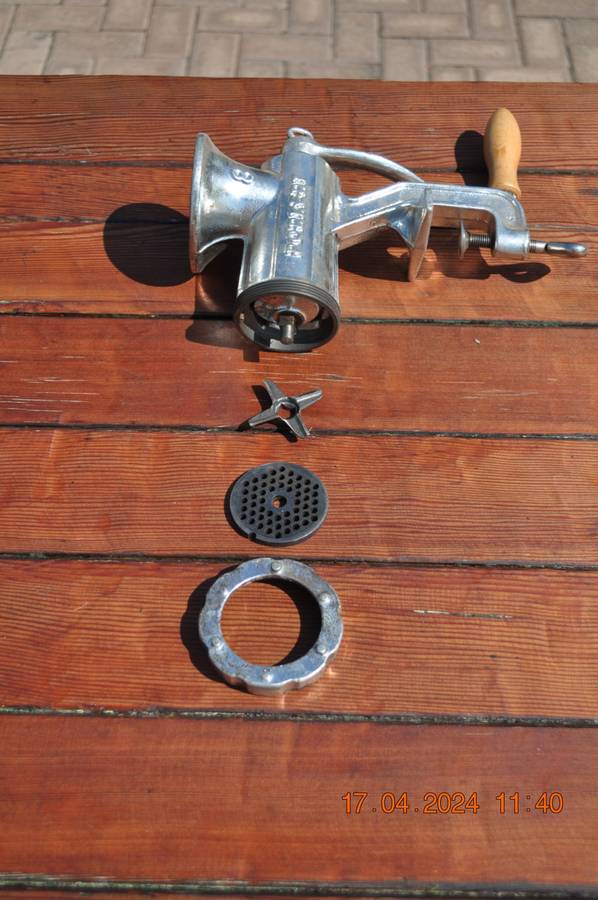 Old Style Meat Hand Crank Meat Grinder
