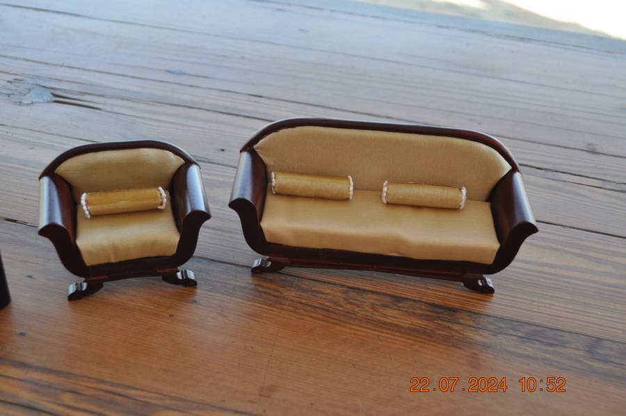 Dolls House Sofas With Pillows