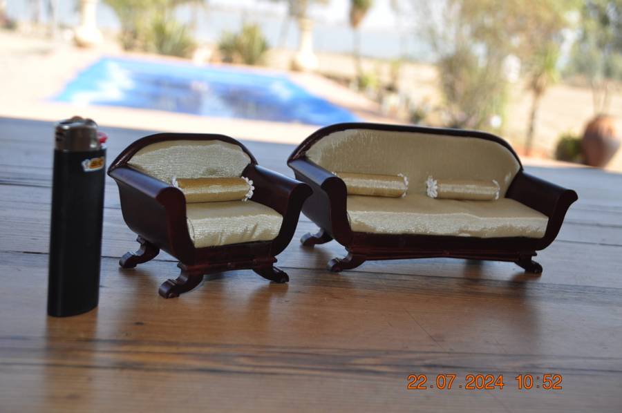 Dolls House Sofas With Pillows