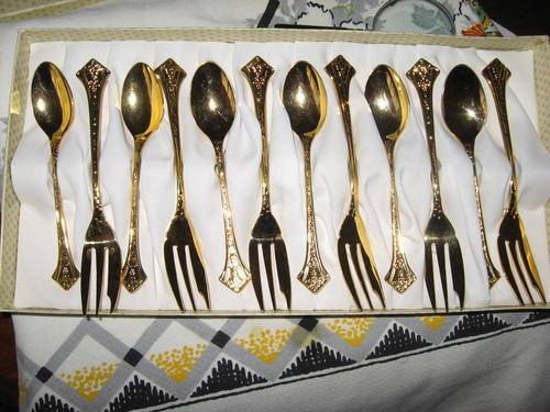SET OF GOLD PLATED 6 CAKE FORKS & 6 TEASPOONS