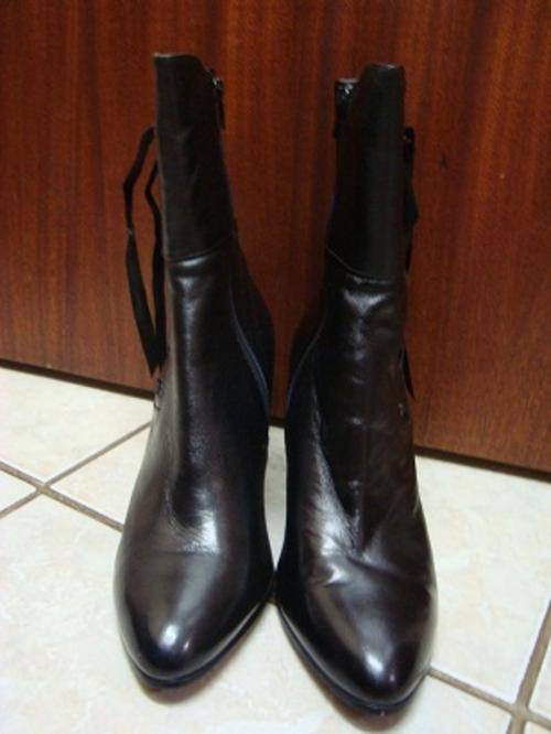 STUNNING BLACK GENUINE LEATHER KITTEN HEEL BOOTS