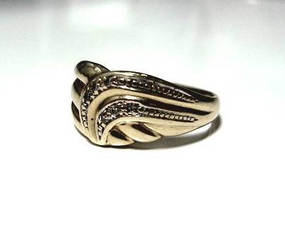 9CT GOLD RING WITH DIAMONDS