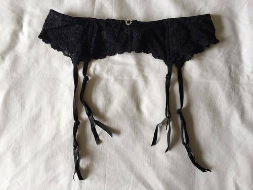 H&M BLACK LACE SUSPENDER BELT