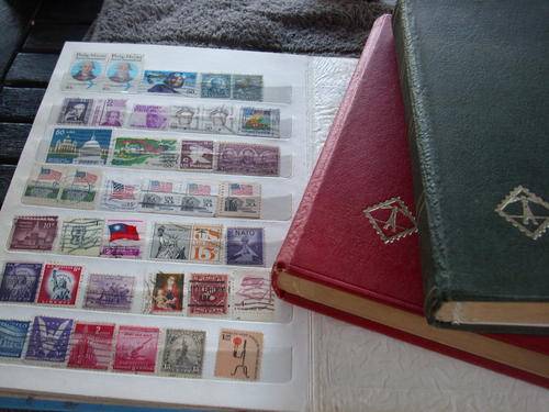 COLLECTION IN 3 X ALBUMS OF MIXED WORLD STAMPS