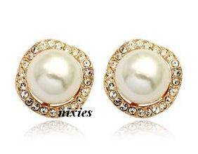 LOVELY CREAMY WHITE PEARL STUD EARRINGS